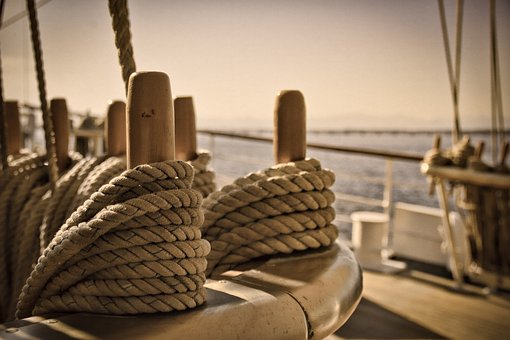 Cabos adujados en la cubierta de un velero